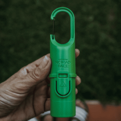 Bunker Green Forest sostenido en mano, mostrando su diseño robusto y práctico para aventuras urbanas.