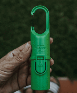 Bunker Green Forest sostenido en mano, mostrando su diseño robusto y práctico para aventuras urbanas.