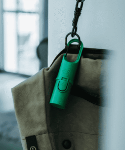 Protector solar Green Forest colgado en mochila, perfecto para uso diario en ciudad o escapadas rápidas.