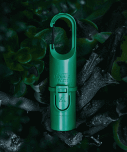 Nomad Face Green Forest entre vegetación, ideal para quienes combinan lo urbano con lo natural.