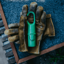 Green Forest de Nomad Face sobre guantes de trabajo, símbolo de protección en movimiento.