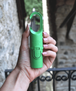 "Bunker Nomad Face Green Forest – protector solar extremo SPF50+ sostenido en mano, mostrando su diseño ergonómico y color verde intenso."