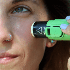 "Nomad Face Bunker Green Forest – aplicación directa del protector solar sobre el rostro, ideal para piel expuesta al sol durante actividades outdoor."