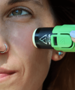 "Nomad Face Bunker Green Forest – aplicación directa del protector solar sobre el rostro, ideal para piel expuesta al sol durante actividades outdoor."