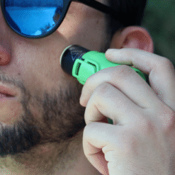 "Bunker Nomad Face Green Forest – aplicación del protector solar en el rostro durante una jornada al aire libre junto al agua."