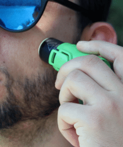 "Bunker Nomad Face Green Forest – aplicación del protector solar en el rostro durante una jornada al aire libre junto al agua."