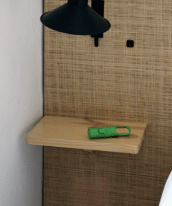 "Nomad Face Bunker Green Forest – protector solar reutilizable colocado sobre una mesilla, diseño compacto y resistente para uso diario."