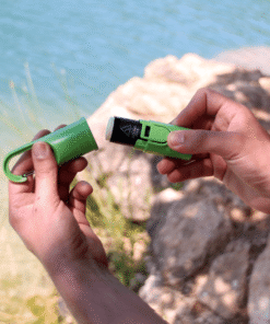 "Bunker Nomad Face Green Forest – cápsula y Bunker separados junto al agua, mostrando el sistema recargable y reutilizable."