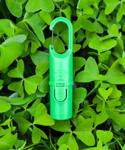 "Nomad Face Bunker Green Forest – protector solar extremo SPF50+ fotografiado sobre hojas verdes, resaltando su conexión con la naturaleza."