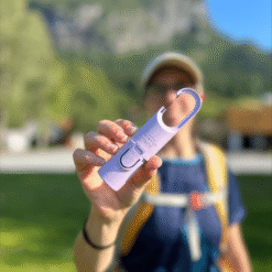 "Nomad Face Bunker Purple Amethyst – protector solar reutilizable mostrado en primer plano durante una excursión al aire libre."