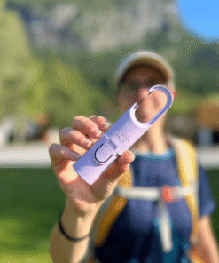 "Nomad Face Bunker Purple Amethyst – protector solar reutilizable mostrado en primer plano durante una excursión al aire libre."