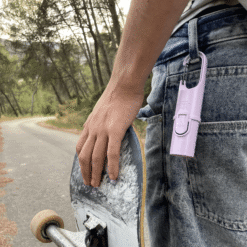 "Nomad Face Bunker Purple Amethyst – clipado en el cinturón de un skater durante una actividad outdoor."