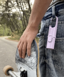 "Nomad Face Bunker Purple Amethyst – clipado en el cinturón de un skater durante una actividad outdoor."