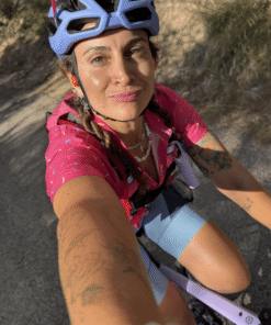 Protector solar Purple Amethyst de Nomad Face, ideal para deportes como bicicleta y condiciones climáticas extremas.