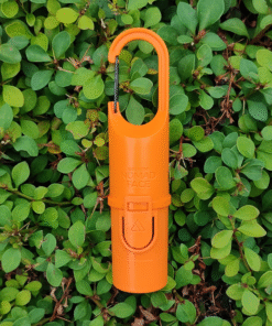 Nomad Face Orange Tiger destacando entre la naturaleza: diseño vibrante, protección extrema