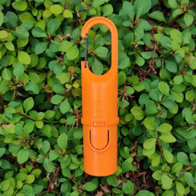 Nomad Face Orange Tiger destacando entre la naturaleza: diseño vibrante, protección extrema