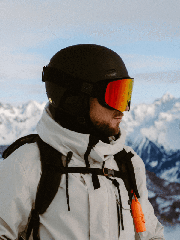 deportista en montaña con gafas protegiéndose del sol en invierno con alta radiación UV. La protección solar en invierno y es clave