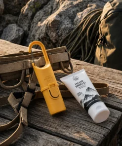 Pack Protección de Nomad Face con Full Kit SPF50+ y Hand Shield sobre una roca en un entorno outdoor.